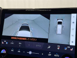 パノラミックビューモニターを装備。駐車場や交差点でクルマを真上から見るように周囲を確認できます。機能の詳細は販売店スタッフまでおたずねください。
