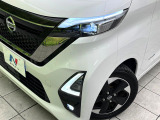 【LEDヘッドライト】悪天候や夜間走行時も良好な視界を確保し安心して運転できる高輝度LEDヘッドライトを装備!点灯速度が早く、消費電力も抑えられています。