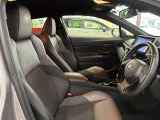 運転席の画像です。足元やシートまわりに余裕があり、リラックスした姿勢で運転が可能です。視界も良好で操作系へのアクセスもしやすく、快適で安心感のあるドライブをサポートします。