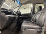 機能的なデザインが施された室内空間。操作しやすい配置で、運転に集中できます。快適なドライブをサポートする工夫が満載です。