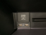 助手席前には横長のトレーとアクセサリーソケットがついています。その下に充電可能なUSB端子が2個ついていますので、手前のトレーにスマートフォンを置いて移動中でも充電できるので便利です。