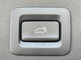 【パワーバックドア】スマートキーや運転席のボタンを押すだけでリアゲートが自動で開閉します!荷物を持っている時や、高い位置にあるバックドアを閉める際に便利な機能です♪