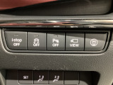 運転席脇のクラスタースイッチ部分にはカメラ切り替えスイッチ、パーキングセンサー、その他走行系スイッチを集中配置しております。