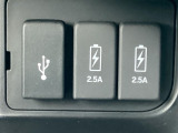USBチャージャー付きで、スマホなどの充電が手軽に行えます。日常使いにうれしい装備です。