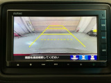 リバースギアに入れるだけで後方の表示へ切り替わります。夜間や雨の日の駐車も楽になりますよ。
