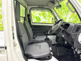 運転席からの視界は良好で、運転操作もスムーズに行えます。日常使いに最適な、快適な空間です。