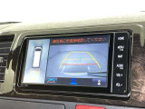後方の見える安心をお届けするバックガイドモニター付:バックするときのアシストラインもあって楽々バック!車庫入れや縦列駐車をサポートし、苦手な駐車も安心です!今やもう手放せない装備ですネ♪