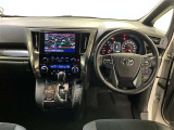 運転席周りのレイアウトをご覧ください。ナビゲーションが綺麗に装着されすっきり収まってますね!