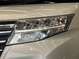 【LEDヘッドライト】悪天候や夜間走行時も良好な視界を確保し安心して運転できる高輝度LEDヘッドライトを装備!点灯速度が早く、消費電力も抑えられています。