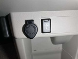 音声と映像が1本のケーブルで接続できるHDMIや、携帯の充電などに便利なUSBポートを装備!車内にあると便利なアイテムのひとつですね
