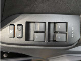 パワーウィンドウのスイッチですよ。 運転席に居ながら窓を開け閉めのコントロールできますよ。 ロック機能で、子供がイタズラして窓を開けるという事も無くなりますよ。