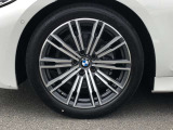 BMW純正18インチホイール。洗練されたデザインで、足元の個性を引き立てます。