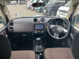 すっきりした運転席周りにはナビやエアコンの操作パネルを設置しておりますので、お一人での運転でもご安心できます。