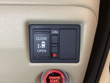 左側電動スライドドアは運転席からでも操作ができるように、ハンドル付近に開閉の操作スイッチが付いています。