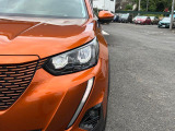 ハロゲンと比較して格段に明るいLEDヘッドライトは、より遠くより幅広い照射角を実現し、夜間の視認性の向上に寄与します。
