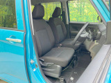 運転席まわりには十分なスペースがあり、大柄な方でもゆったり運転していただける環境です。