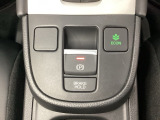 セレクトレバーの下に電子制御パーキングブレーキがあります。スイッチひとつで、停車した地点の傾斜などをシステムが検知・判断してブレーキ力を自動的に制御し、しっかり停車できるパーキングシステムです。