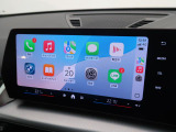【アップルカープレイ】iPhoneがBMW車両とワイヤレスで接続されます。Apple CarPlayでは、オーディオストリーミングやメッセージングアプリがディスプレイに表示されます。