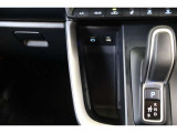 データ通信/給電用と、給電用(Type-C)のUSBポートが装備されています。車内にあると便利なアイテムですね! 充電中のスマホなどの置き場に便利なポケットは使わないときはフタをしておけます。