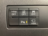 運転席脇のクラスタースイッチ部分にはカメラ切り替えスイッチ、パーキングセンサー、その他走行系スイッチを集中配置しております。