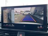 ●360度カメラ『車両の4つのカメラから得た映像を合成し、上空から眺めているような映像をモニターに映し出します。車両周辺の歩行者や障害物などの発見に役立ちます。』