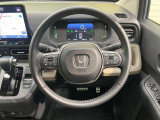 インテリアに合わせたデザインのステアリングは、運転される方のことも考え、運転しやすい形状、大きさです。是非一度、実際に触ってお確かめください。