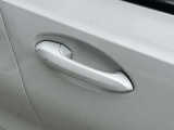 保証期間中にトラブルが発生した際には、緊急連絡を24時間フリーダイヤルでお受けします。応急処理のアドバイスのみならず、出張修理やレッカーなどの手配、さらには代替交通手段やホテルの確保を行います。