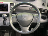 インテリアに合わせたデザインのステアリングは、運転される方のことも考え、運転しやすい形状、大きさです。是非一度、実際に触ってお確かめください。
