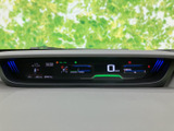 視認性の高いメーター類が、運転に必要な情報を分かりやすく表示します。夜間でも見やすく、安全なドライブをサポートします。運転席をスタイリッシュに演出するデザインです。