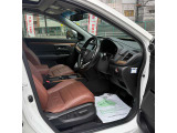 運転席シートは使用感も比較的少なく、破れや大きなヘタリはございません。清掃済みで気持ちよくお乗りいただけます。