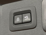 【パワーバックドア】スマートキーや運転席のボタンを押すだけでリアゲートが自動で開閉します!荷物を持っている時や、高い位置にあるバックドアを閉める際に便利な機能です♪