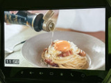 停車中にはTVで動画や番組を楽しめます。長距離ドライブのお供に最適。移動時間を有効活用できます。