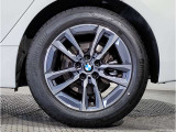 BMWの純正アロイホイールは軽量かつ強度にも優れているホイールで走行性能を引き上げる設計になっております。足元にもBMWは妥協がなくこだわっている個所になります。