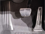 【ペダル】BMWはオルガン式アクセルペダルを採用しています。踏み込む足とペダルが同じ軌跡を描くため、かかとがずれにくく、アクセルコントロールがよりしやすくなるメリットがあります。