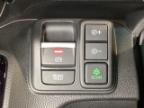 セレクトレバーの右に電子制御パーキングブレーキがあります。スイッチひとつで、停車した地点の傾斜などをシステムが検知・判断してブレーキ力を自動的に制御し、しっかり停車できるパーキングシステムです。