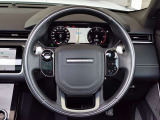 RANGEROVERのエレガントなステアリングはソフトレザーの握り心地の良いレザーを使用しています。
