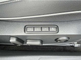 運転席シートは電動アジャストタイプ。メモリープリセット機能付きなのでご家族で運転交代される際も、ポジション調整の手間がかかりません。