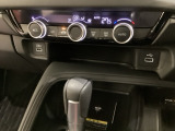 オートエアコンがついてますので、お好みの温度をセットするだけで風の強さや風量を自動で調整します。スイッチやダイヤル類も簡単操作で快適に過ごせます。