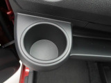 カップホルダーは運転席や助手席からちょうど手の届く位置です!!