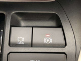電動パーキングブレーキ付き。シフトをPポジションに入れると自動でパーキングブレーキが掛かります。DレンジやRレンジに入れると、自動でパーキングブレーキが解除されます。
