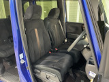 乗降がしやすい運転席。高さが調節できて小柄な方でも運転しやすいポジションをとることができます。