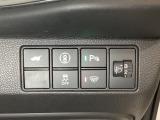 ハンドルの右側にはヘットライトリベライザーとHondaセンシング用のメインスイッチがついています。ヘッドライトリベライザーは道路状況や積荷の加重に応じてライトの高さを調節できます。