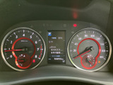 視認性の高いメーター類が、運転に必要な情報をしっかりとドライバーに伝えます。中央のディスプレイは、車両情報などを表示し、運転をサポートします。