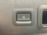 「キーを携帯」「車両電源OFF」「すべてのドアが閉まっている」これらの条件を満たす時にリアゲートロックスイッチを押しゲートを閉めると、すべてのドア、リアゲート、給油口が施錠されます。