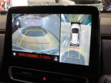 クルマの真上から見ているかのような映像によって、周囲の状況を知ることで、駐車を容易に行うための支援技術です。