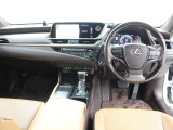 &ldquo;F SPORT&rdquo;の鋭く磨き上げられた走りを表現するため、日本刀の仕上げ工程「刃取」に着想を得た&ldquo;F SPORT&rdquo;専用アルミオーナメントパネルを新開発しています。