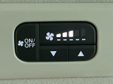 【リアクーラー】エアコンの風を後部座席まで届けてくれ、広い車内空間でも素早く快適な温度になります♪真夏や真冬に便利な機能です。