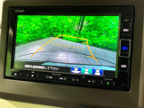 【バックカメラ】駐車時に後方がリアルタイム映像で確認できます。大型商業施設や立体駐車場での駐車時や、夜間のバック時に大活躍!運転スキルに関わらず、今や必須となった装備のひとつです!