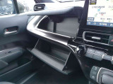 車検証などの保管に便利な小物入れがついています