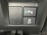 VSA装備車です。VSAはドライバーの操作と車の動きを見守っています。もし車の挙動が乱れたとき、4輪別々にブレーキをかけたり、エンジンパワーをしぼることによって車を安定させます。